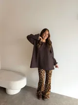 Pantalón de corte oxford con estampado animal print de leopardo, confeccionado en tejido morley, de tiro alto y ajuste elástico en la cintura.