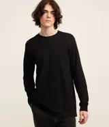 Remera de manga larga Blue Steel, corte comfort, cuello redondo y puños ajustados. Confeccionada en algodón sostenible.
