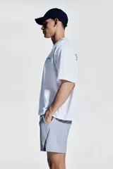 Short deportivo gris de tejido funcional con tecnología DryMove™ que absorbe el sudor. Diseño a media pierna con stretch en cuatro direcciones, cintura elástica con cordón ajustable oculto, bolsillos al bies, detalle reflectante en la parte posterior y aberturas laterales cortas en el bajo. Corte estándar.