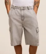 Bermuda baggy cargo para hombre confeccionada en jean negro, con cintura con trabillas, bolsillos laterales utilitarios y cierre frontal con botón y cremallera.
