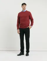 Sweater de tejido de punto con escote redondo y manga larga, con detalles de costuras en sisas y cuello. Presenta un diseño clásico y versátil.