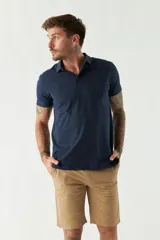 Remera con cuello polo en tejido buttoné, corte regular, logo bordado y mangas cortas.