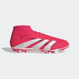 Championes de fútbol Adidas Predator Club, color fucsia con las tres tiras características en blanco. Presentan un cuello de corte medio para mayor estabilidad, exterior sintético con textura Strikeprint para control del balón y suela multiterreno con tapones blancos.