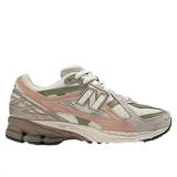 Championes New Balance modelo 1906R, con diseño inspirado en el running de los años 2000. Presenta una combinación de tonos beige, verde oliva y rosa viejo, con paneles de malla y material sintético. Incorpora tecnología N-ergy en la suela para absorción de impactos, entresuela ACTEVA LITE y amortiguación ABZORB SBS en el talón.