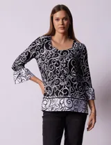 Blusa estampada en blanco y negro de seda fría, marca Ruby Rd. Manga ¾ acampanada.