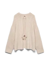 Sweater de punto color beige, con cuello redondo, mangas largas y diseño holgado con tejido de ochos.
