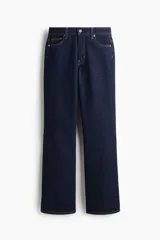 Jean bootcut de tiro alto en denim azul oscuro, con diseño clásico de cinco bolsillos y cierre frontal con botón y cremallera.