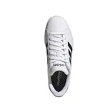 Championes adidas Grand Court 2.0 de estilo urbano, color blanco con las icónicas tres tiras laterales en color negro y detalle en el talón. Presentan suela de goma plana y cierre con cordones.
