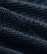 Buzo azul marino de algodón texturizado, con cuello redondo y mangas largas con puños ajustados.