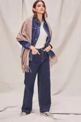 Pantalón de jean azul oscuro, de corte wide leg y tiro medio.