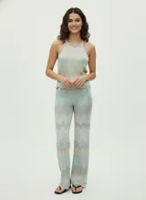 Pantalón de punto jacquard con hilo metálico, tejido suave y elástico de corte regular con patrón de zigzag en tonos celeste, beige y blanco.