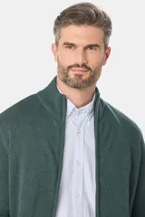 Campera tejida de algodón azul con cierre frontal y cuello alto. Corte clásico.