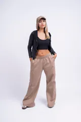 Campera de felpa con frisa y lycra color bordó, con capucha, cierre metálico y bolsillos frontales.