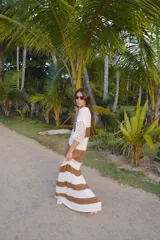 Vestido largo de tejido de punto color amarillo claro, con cuello polo y mangas acanaladas.