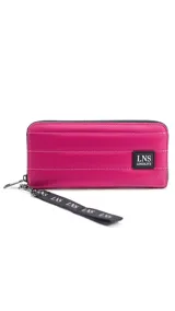 Billetera larga con cierre perimetral, confeccionada en nylon capitoneado color verde petróleo. Cuenta con correa de mano desmontable con logo estampado y parche frontal con marca LNS.