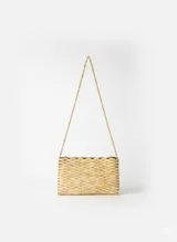 Cartera bandolera color tostado, elaborada con piezas de madera dispuestas en un patrón geométrico romboidal entrelazado. Cuenta con una correa fina de cuentas de madera y cierre superior.