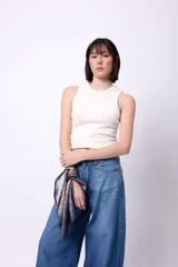 Jean de tiro alto con corte wide leg, confeccionado en denim azul clásico. Presenta etiqueta de cuero en la parte posterior y bolsillos traseros tradicionales.