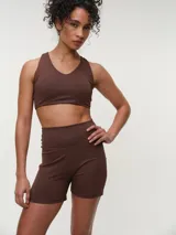 Calza deportiva corta de tiro alto, color negro, con diseño ajustado y costuras reforzadas.