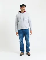 Sweater deportivo con capucha, bolsillo canguro frontal y cordones de ajuste. Presenta un diseño de color azul oscuro con interior de capucha en color verde.