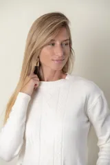 Sweater rojo de punto con cuello redondo, mangas largas, trenzado central y bolsillos delanteros.