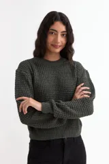 Sweater de punto waffle con cuello redondo, mangas largas con puños ajustados y diseño de corte recto.