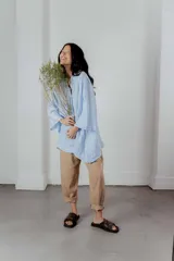 Camisa blanca de lino con escote en V y bordado multicolor.