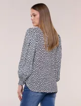 Blusa de manga larga abullonada con estampa geométrica en blanco y negro, escote redondo y puños anchos.