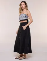 Pañuelo triangular de satén estampado a rayas en blanco y negro.