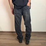 Jean de corte recto con lavado claro y efecto desgastado, confeccionado en denim de algodón.