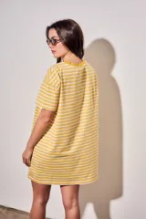 Vestido midi de manga corta con diseño a rayas horizontales amarillas y blancas, cuello redondo y detalle de bordado pequeño en el pecho.