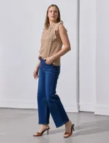 Blusa color beige con textura acanalada, cuello alto con detalle de crochet y volados en los hombros.