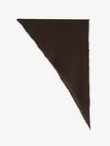 Pañuelo de formato triangular en color marrón, confeccionado en tejido suave con terminaciones bordeadas en hilo blanco con diseño de ondas.