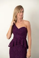 Vestido largo de fiesta color violeta con encaje floral, corte sirena, corsé drapeado y un solo hombro.