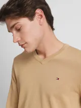 Sweater color tostado de tejido de punto con cuello en V y logo bordado en el pecho.