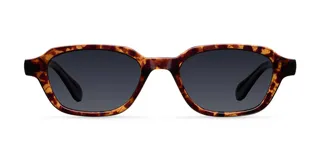Lentes de sol con montura rectangular de diseño clásico en estampado carey marrón y cristales polarizados en color negro. Ofrecen protección UV400 categoría 3 y cuentan con recubrimiento antiscratch y superhydrophobic.