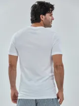 Pack de tres camisetas de cuello redondo y manga corta Tommy Hilfiger, confeccionadas en algodón puro. Incluye una camiseta negra, una blanca y una gris melange, cada una con el logo de la marca bordado en el dobladillo inferior.