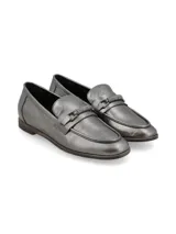 Mocasín de cuero color plomo con hebilla forrada en el empeine y suela plana de goma.