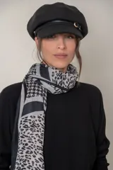 Pañuelo rectangular de viscosa estampada con diseño que combina animal print, pata de gallo y bloques de color.