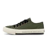Zapatillas John Foos modelo 182 Rue Green de caña baja, color verde militar, confeccionadas en lona de poliéster de alta resistencia. Forro interno de algodón negro, ojalillera de aluminio color bronce y cordones chatos encerados negros. Plantilla extraíble de eva con base textil, banda de caucho color crudo con serigrafía de geolocalización y filete inferior ancho negro. Puntera de caucho color crudo y suela exterior de caucho vulcanizado.