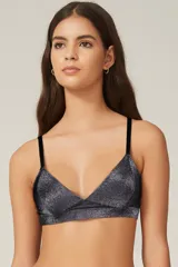 Soutien triángulo negro con textura brillante y breteles finos regulables.