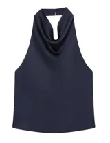 Top de cuello halter con caída satinada y espalda abierta, confeccionado en tela liviana y fluida.