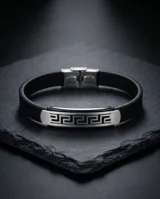 Pulsera de diseño masculino con banda central de acero inoxidable grabada con motivo de guarda griega y laterales de cuerina negra.