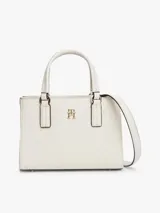 Cartera tote de poliuretano color blanco con acabado texturizado y motivo integral del monograma TH en bajo relieve. Cuenta con dos asas superiores, correa cruzada extraíble y detalles metálicos dorados, incluyendo el monograma TH en la parte delantera.