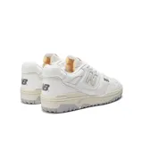 Championes urbanos New Balance modelo 550, color blanco con detalles en gris, confeccionados en cuero, con logo "N" característico en los laterales y suela de goma.