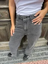 Jean de corte recto y tiro alto color celeste, confeccionado en denim con delicados brillos aplicados en la parte frontal.