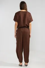 Top corto color marrón chocolate, de lino y tencel, con mangas cortas y lazo ajustable en el ruedo.