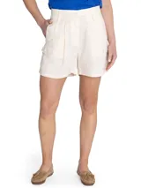Short estilo cargo tiro alto de lino orgánico color beige, con pinzas frontales, amplios bolsillos laterales con solapa y botones, y trabillas para cinturón.