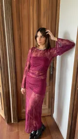 Vestido largo de encaje color bordó con mangas largas tipo Oxford, diseño ajustado con frunces en la cintura y forro interno compuesto por top y short.