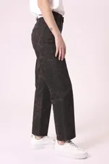 Pantalón de jean con estampado animal print en tonos marrones.