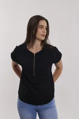 Blusa negra de mangas cortas con detalle de cierre dorado en el escote.